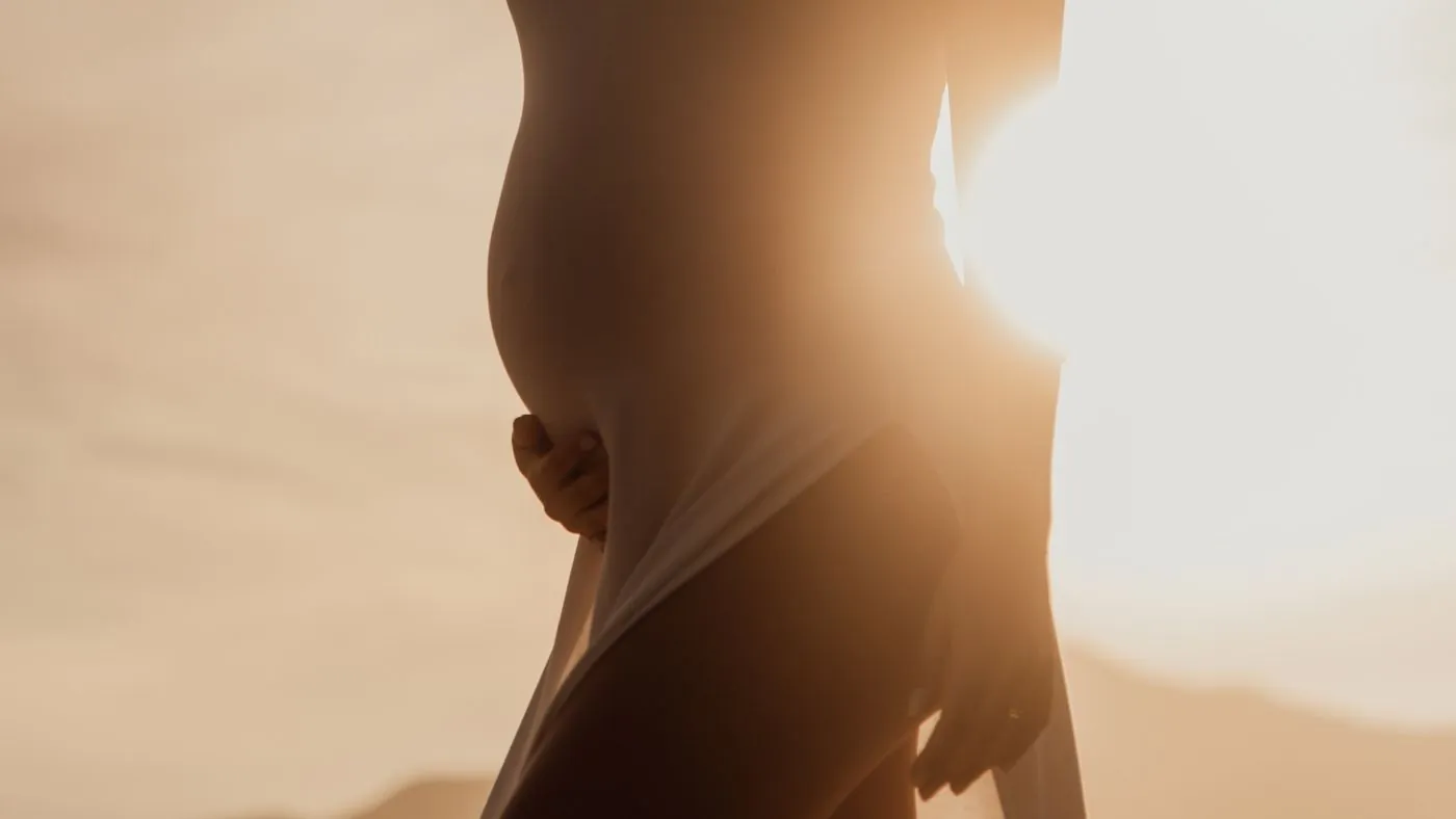 Gestante na luz do sol