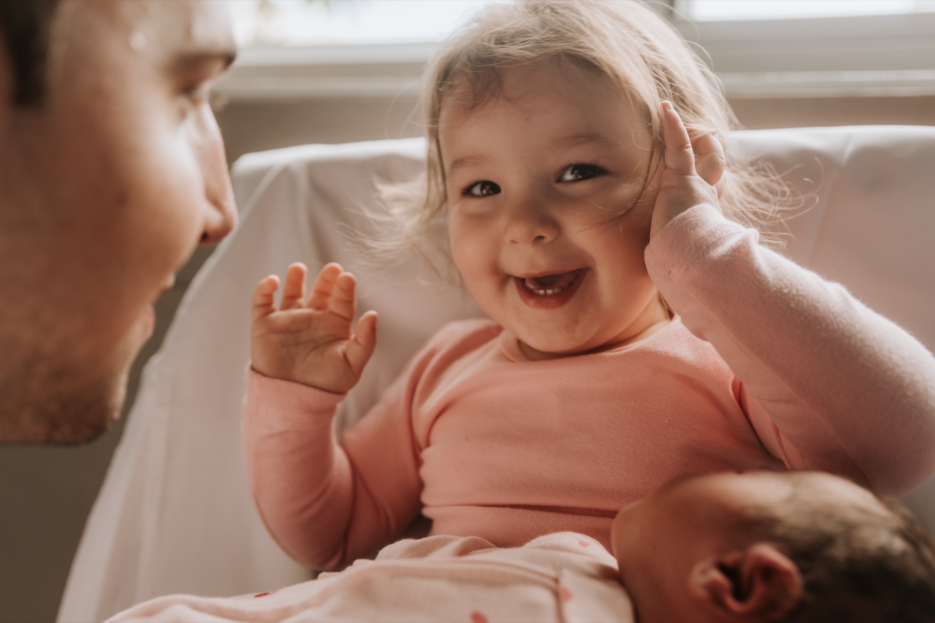 Irmão mais velho conhecendo o bebê recém-nascido pela primeira vez