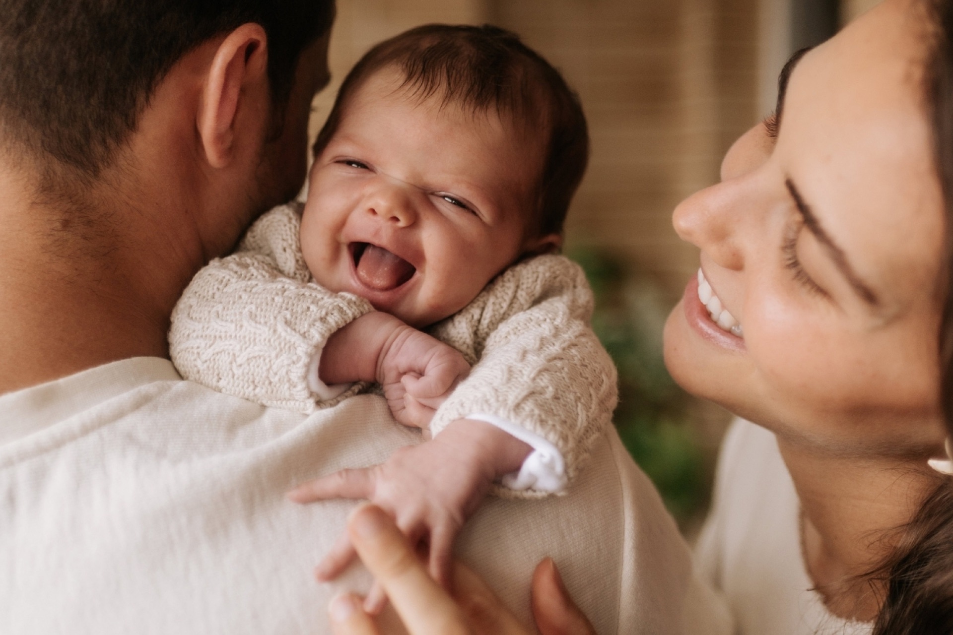 Família brincando junta em ensaio fotográfico ao ar livre