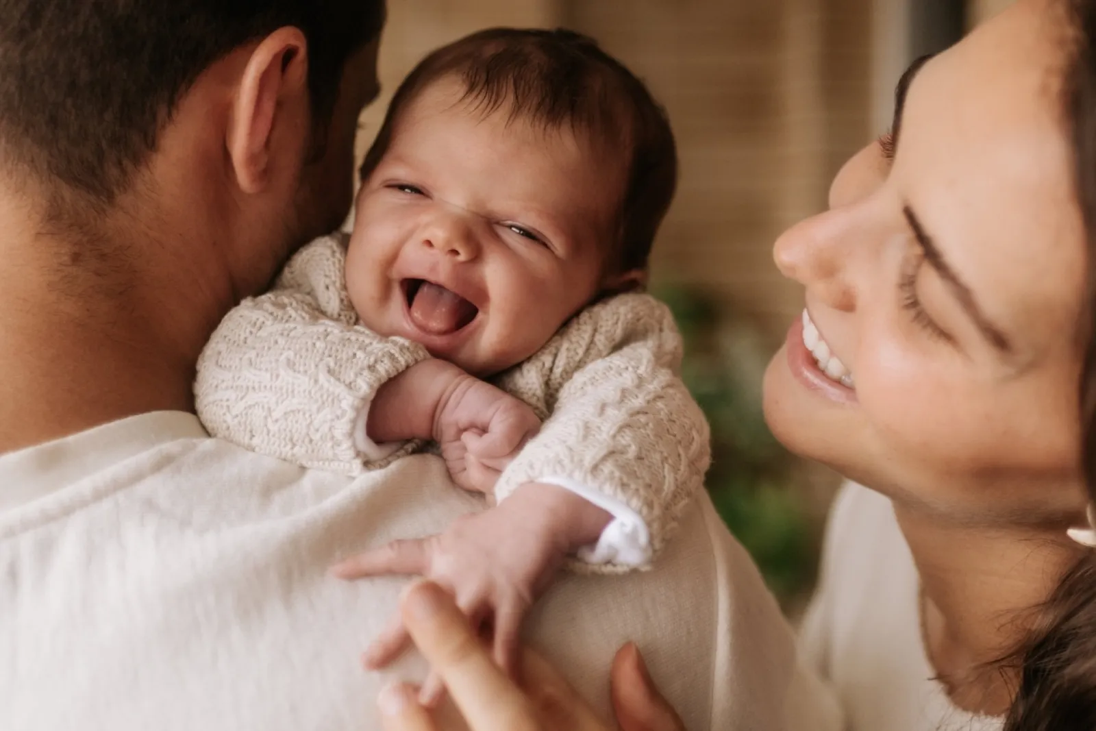 Família brincando junta em ensaio ao ar livre