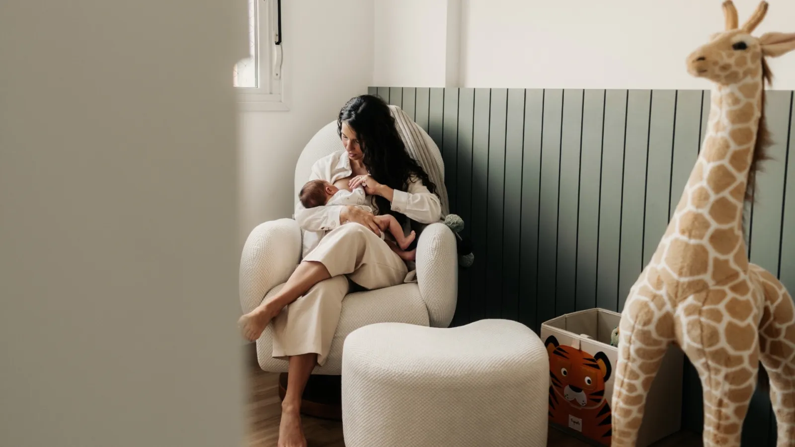 Recém-nascido nos braços da mãe em casa