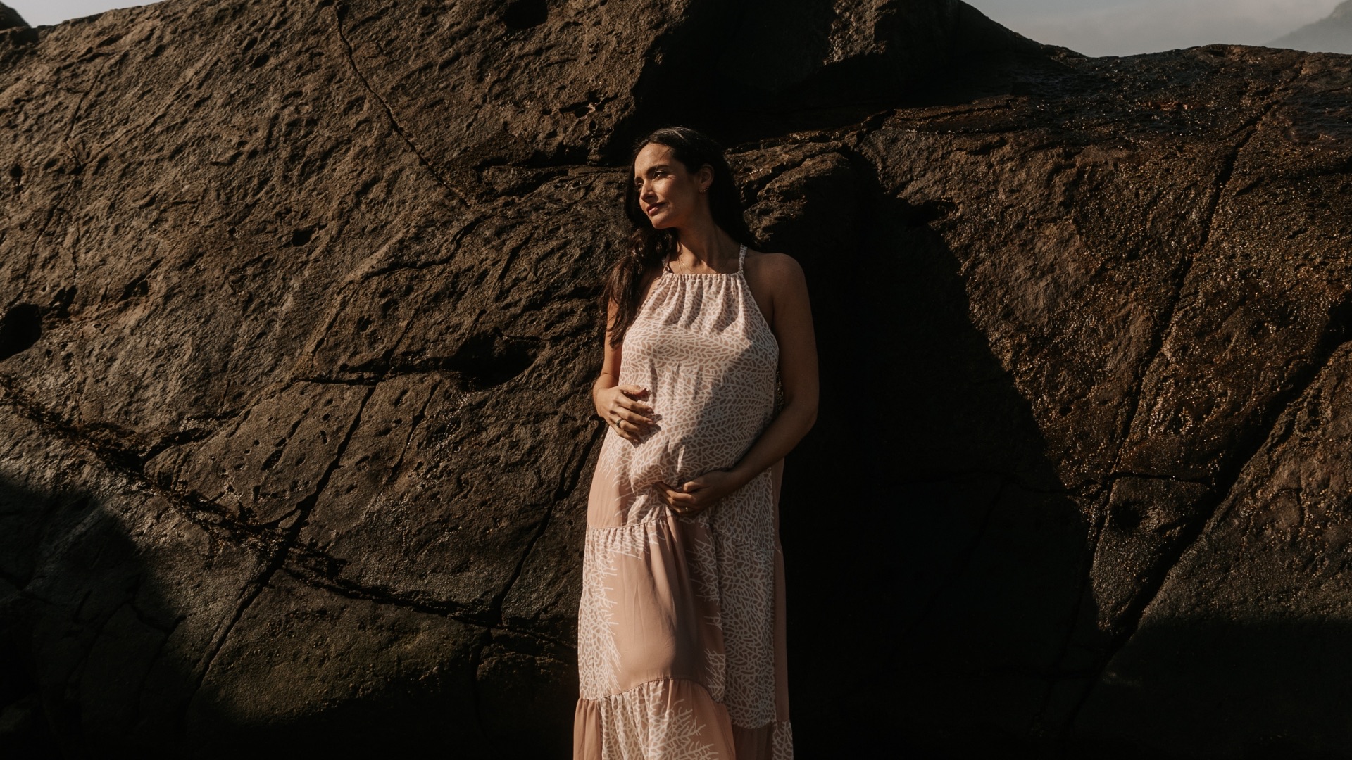 Gestante em ensaio fotográfico com luz natural ao ar livre