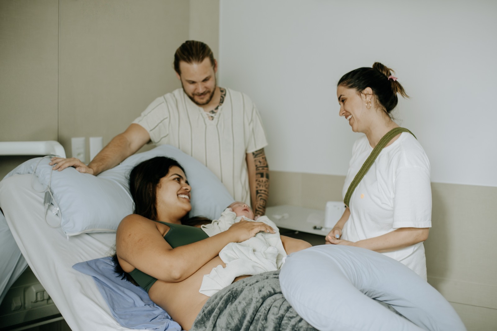 Família com bebê recém-nascido na maternidade.