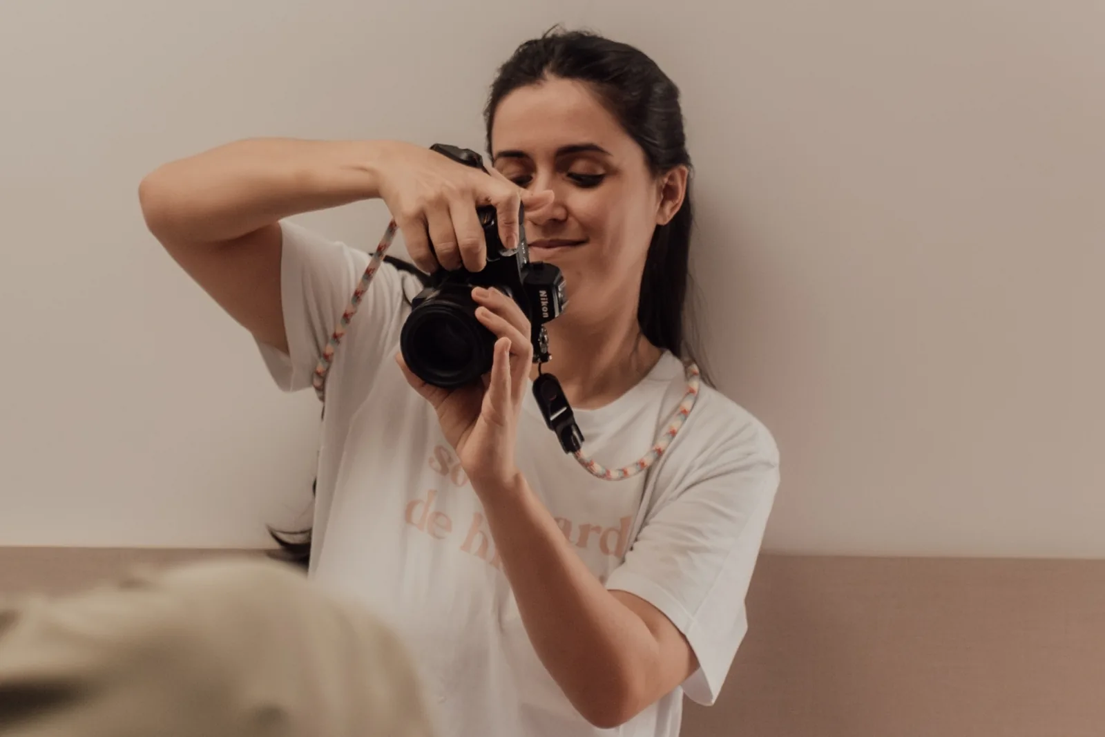 Clara Fernandes fotografando um parto de forma presente e sem interferir no ambiente