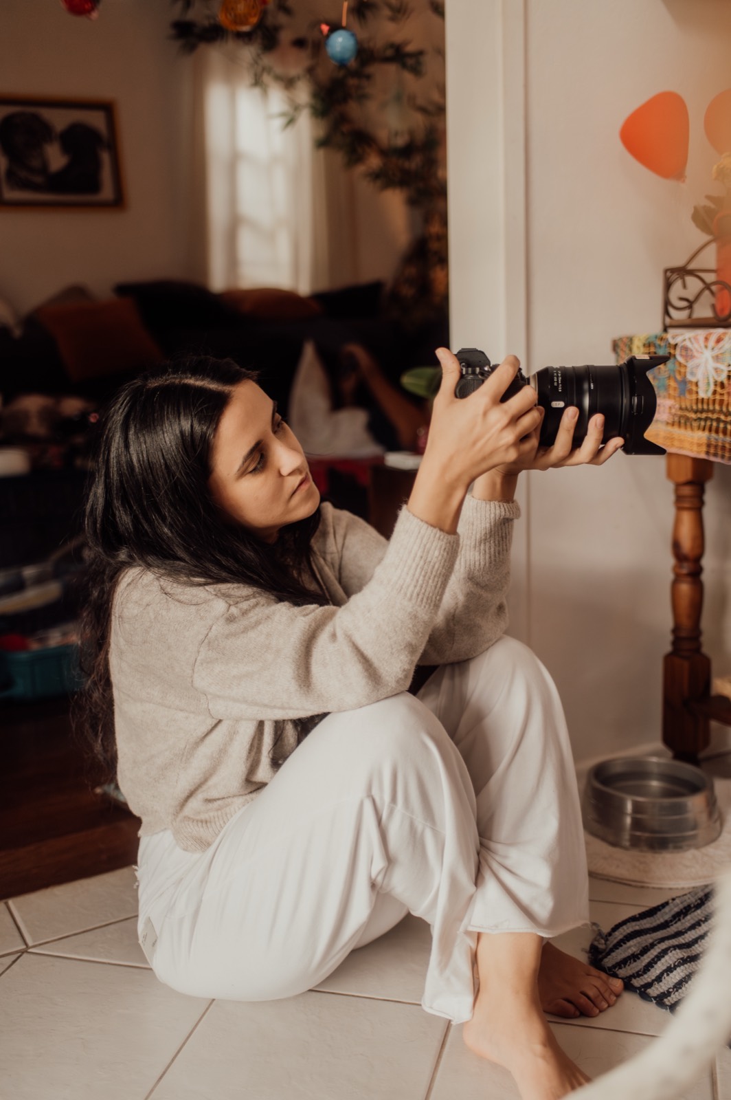 Clara fotografando.