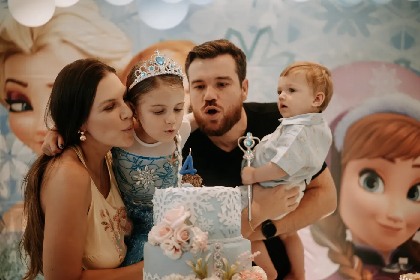 Família reunida no bolo de aniversário