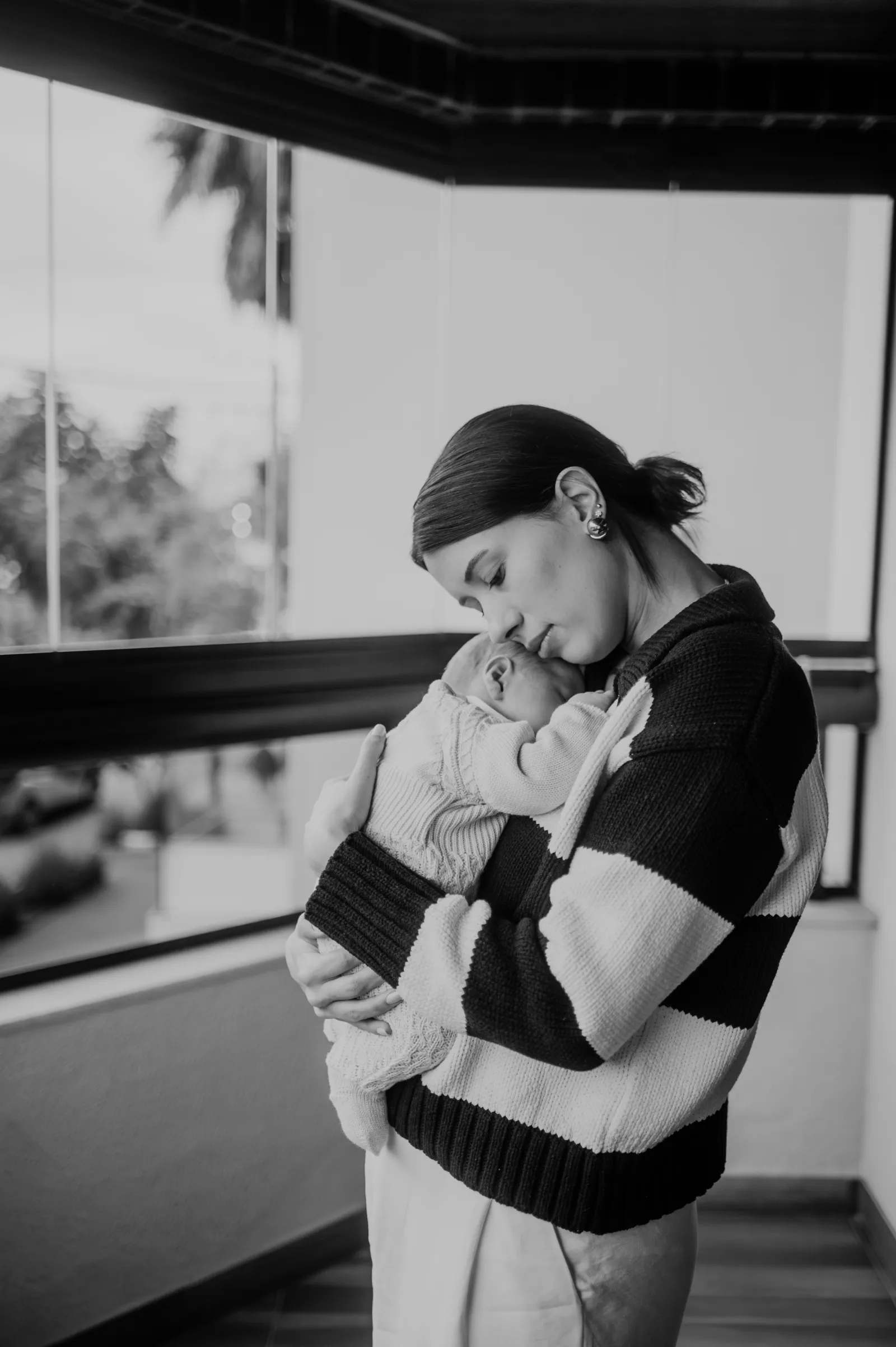 Mãe com o bebê no colo