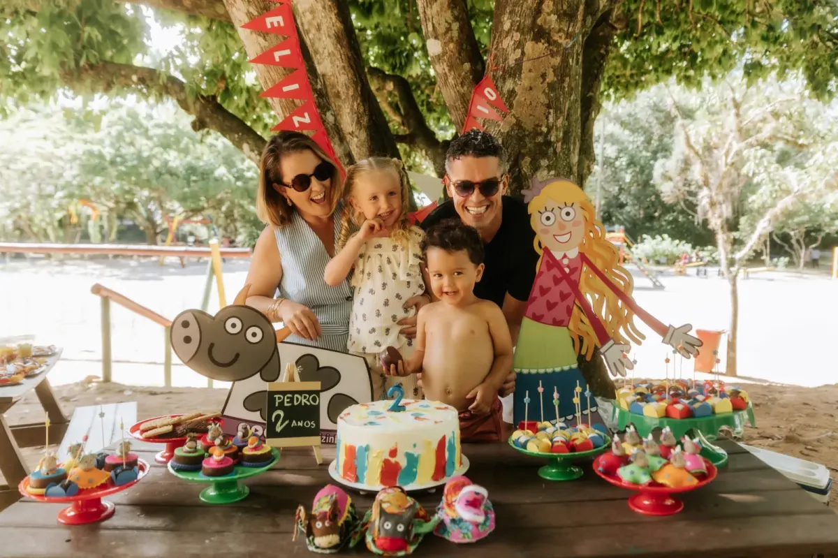 Criança rindo na festa