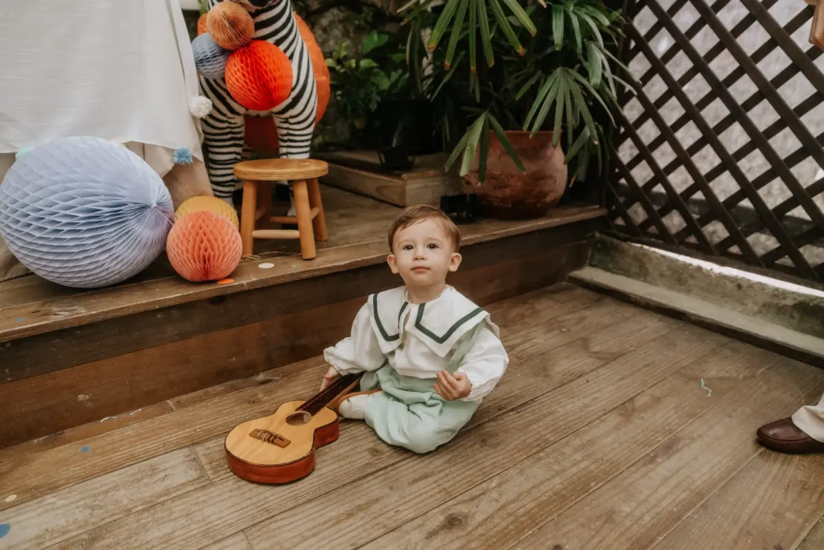 Criança brincando na festa