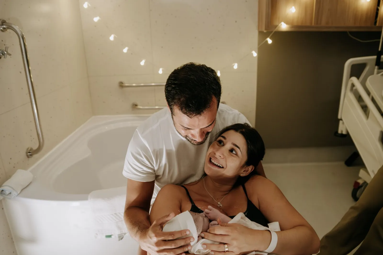 Pai e mãe com o recém-nascido