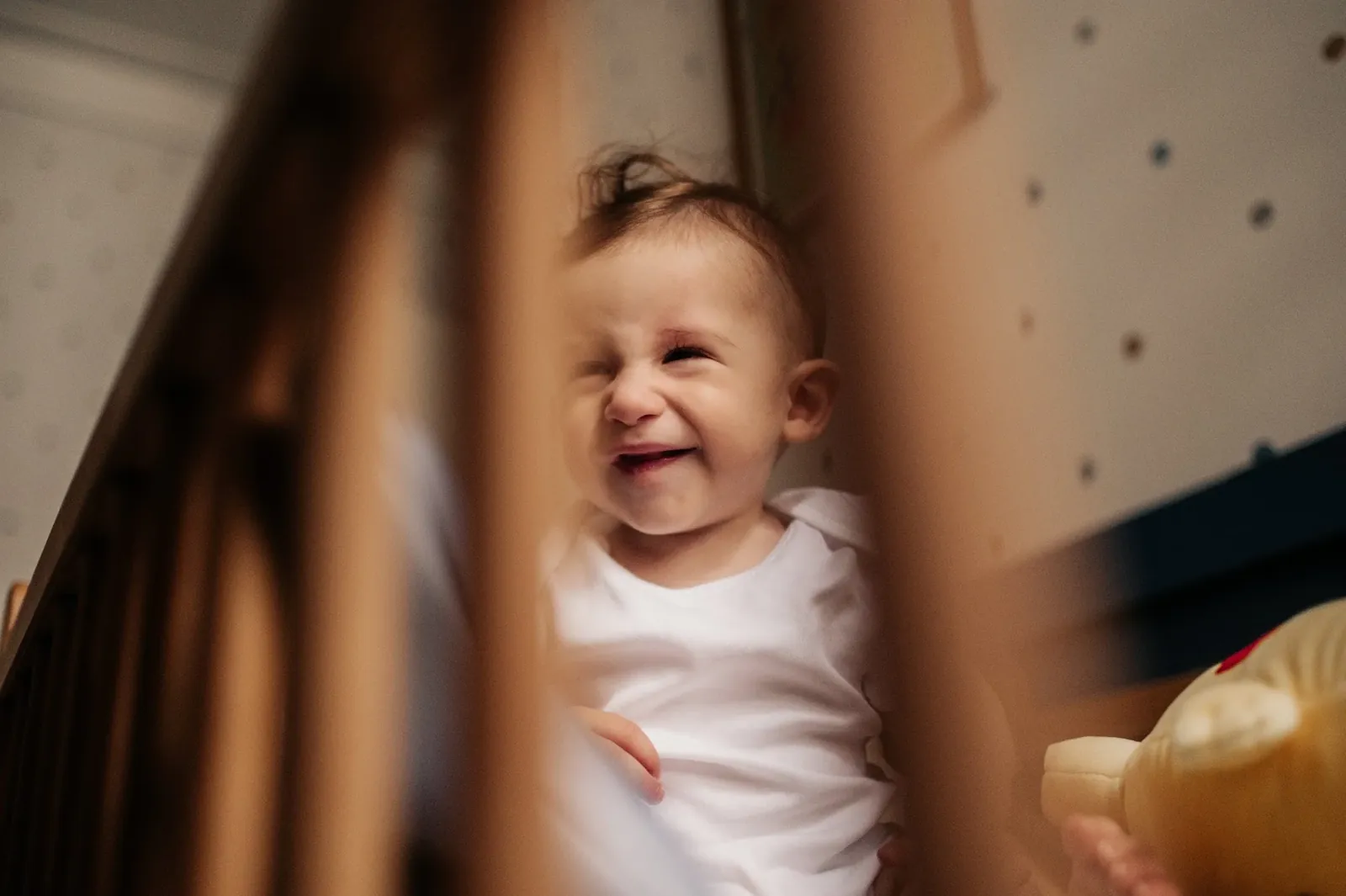 Bebê rindo no berço