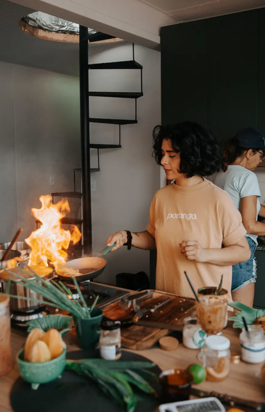 Chef cozinhando com a chama acesa na frigideira