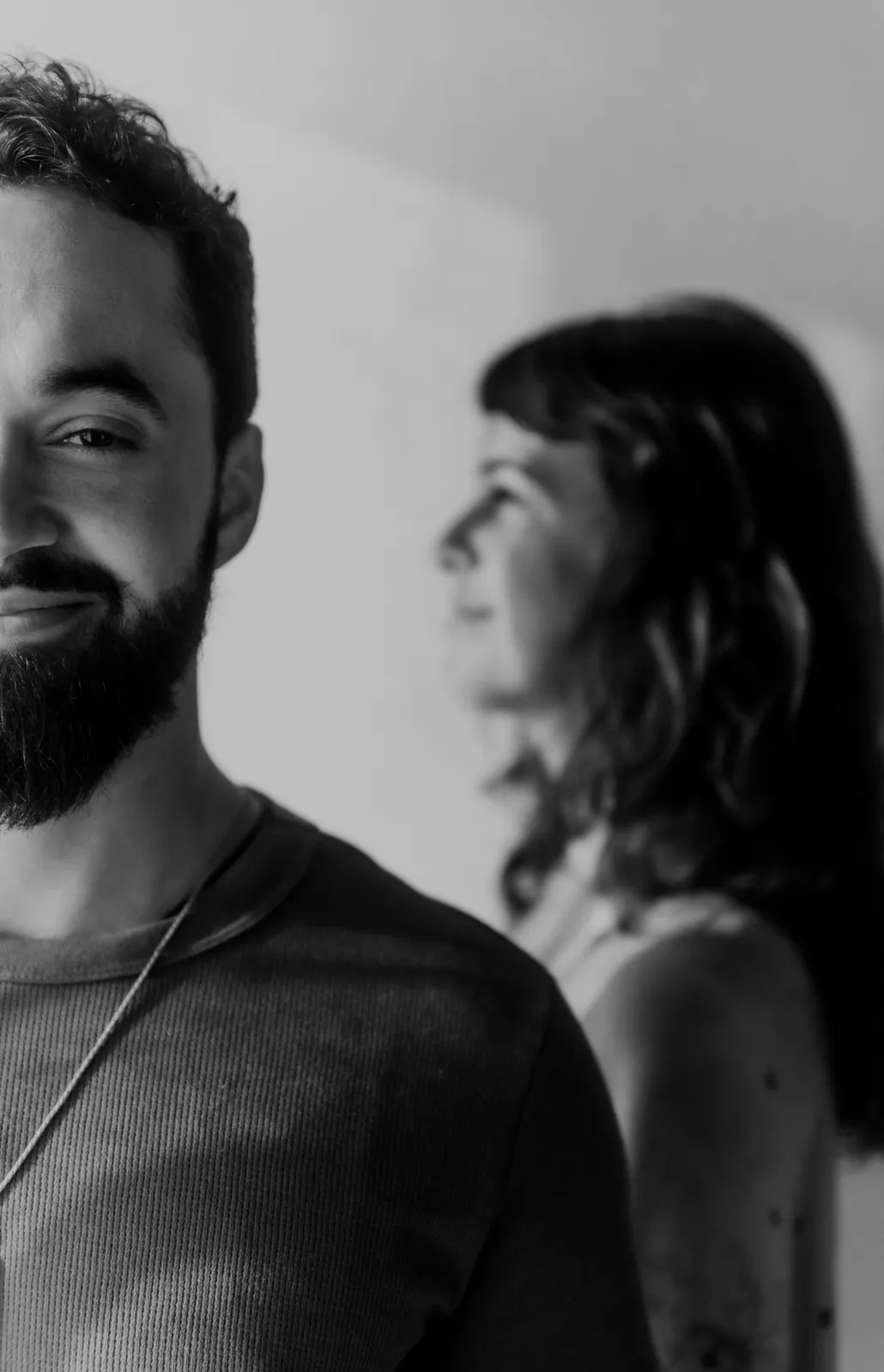 Retrato em preto e branco de um homem e uma mulher
