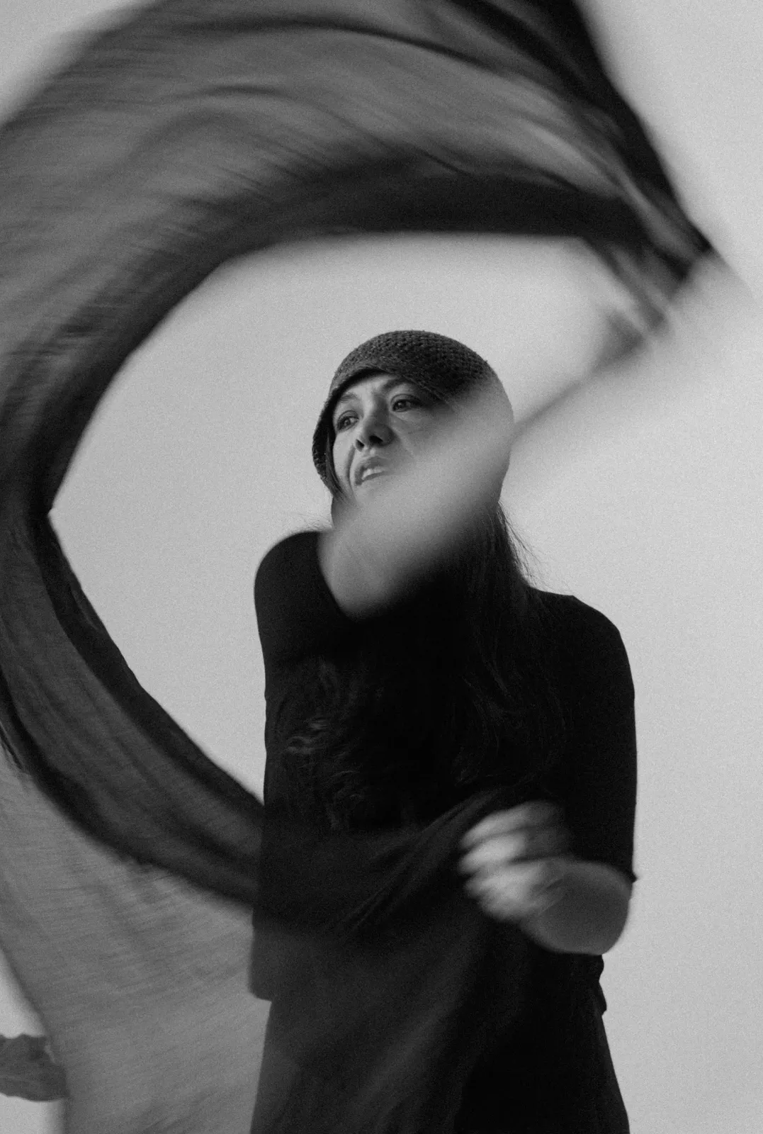 Retrato em preto e branco com um lenço em movimento