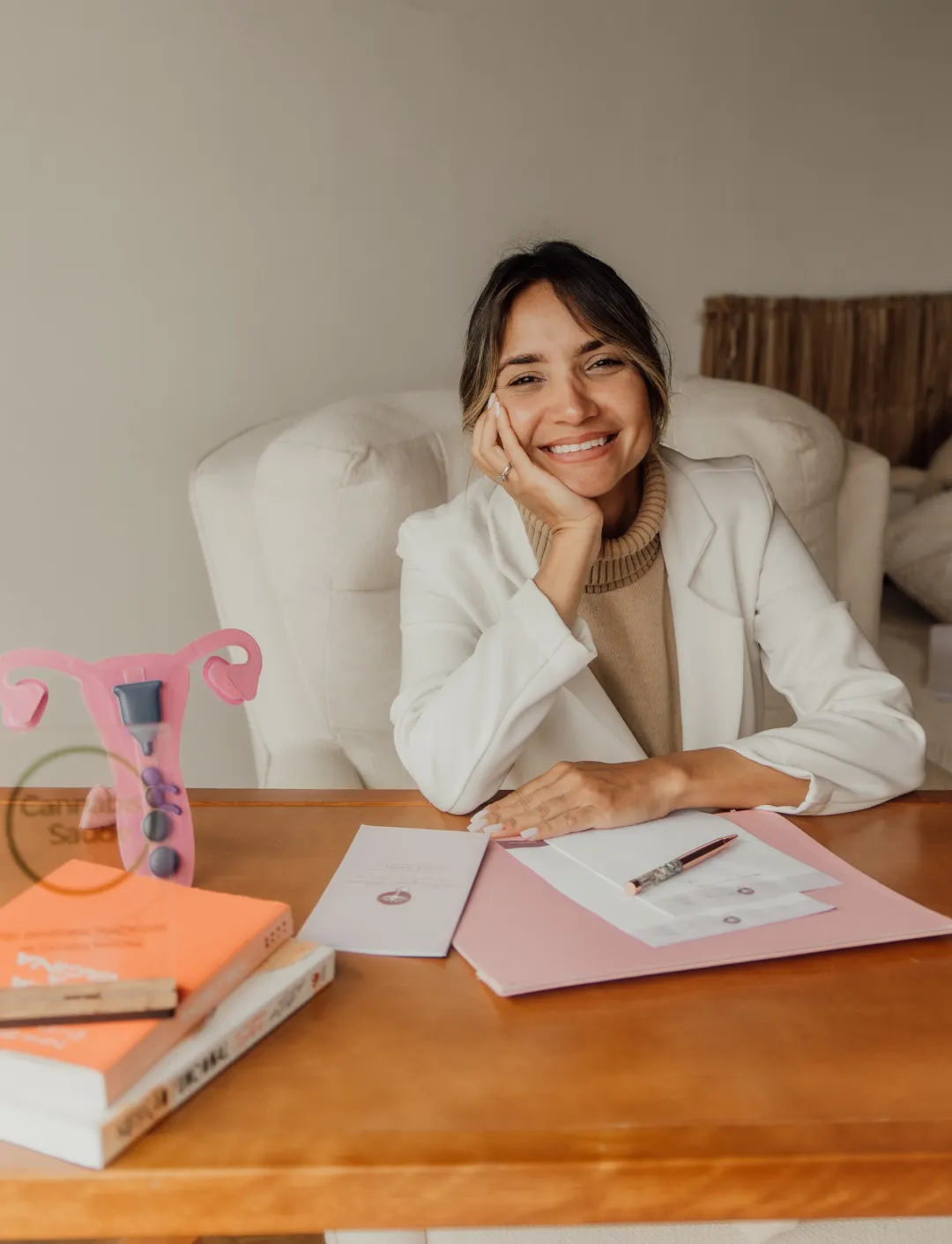 Profissional sorrindo à mesa de trabalho