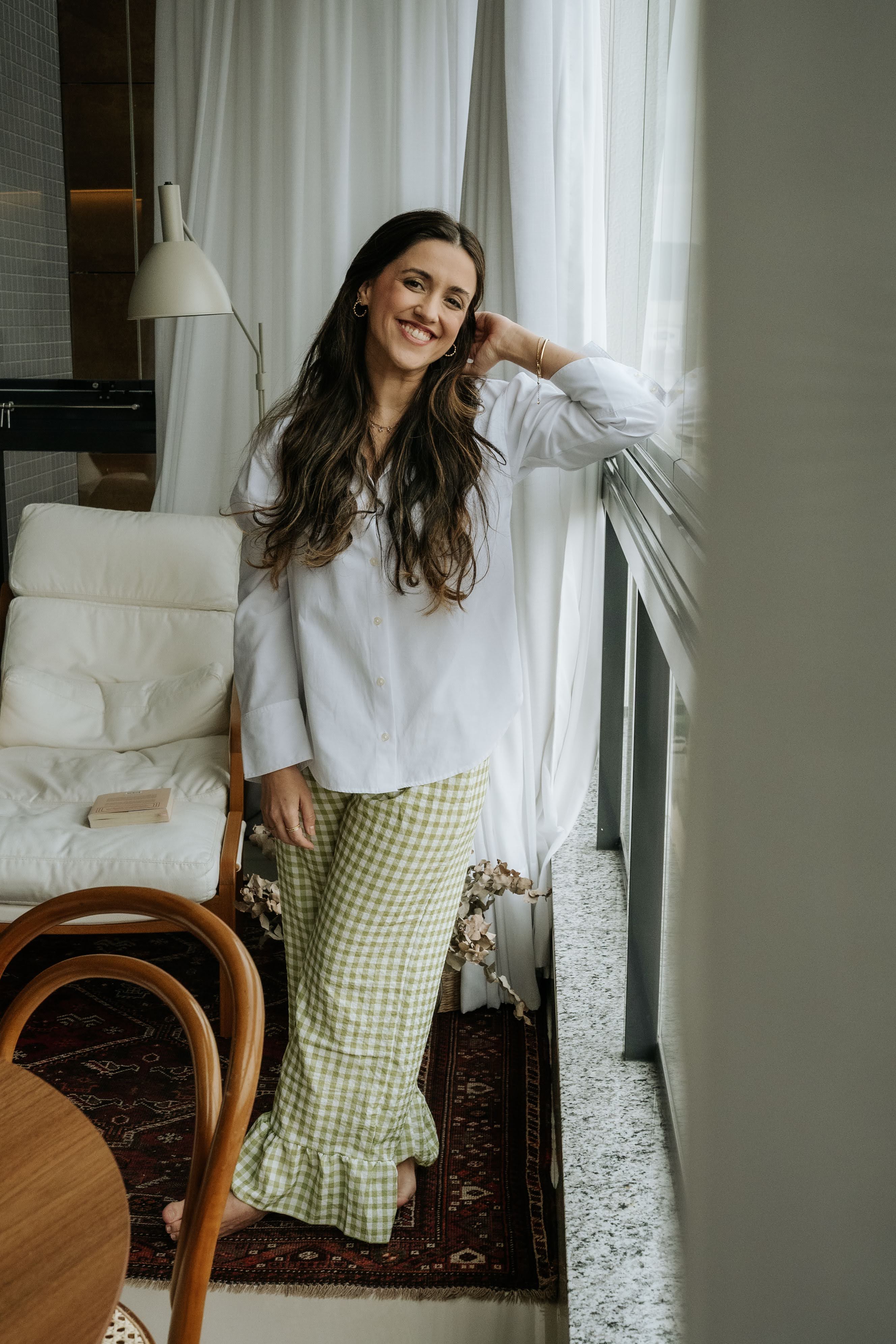 Clara Fernandes, mentora e fotógrafa da Iluminar Partos, em um momento de trabalho profissional